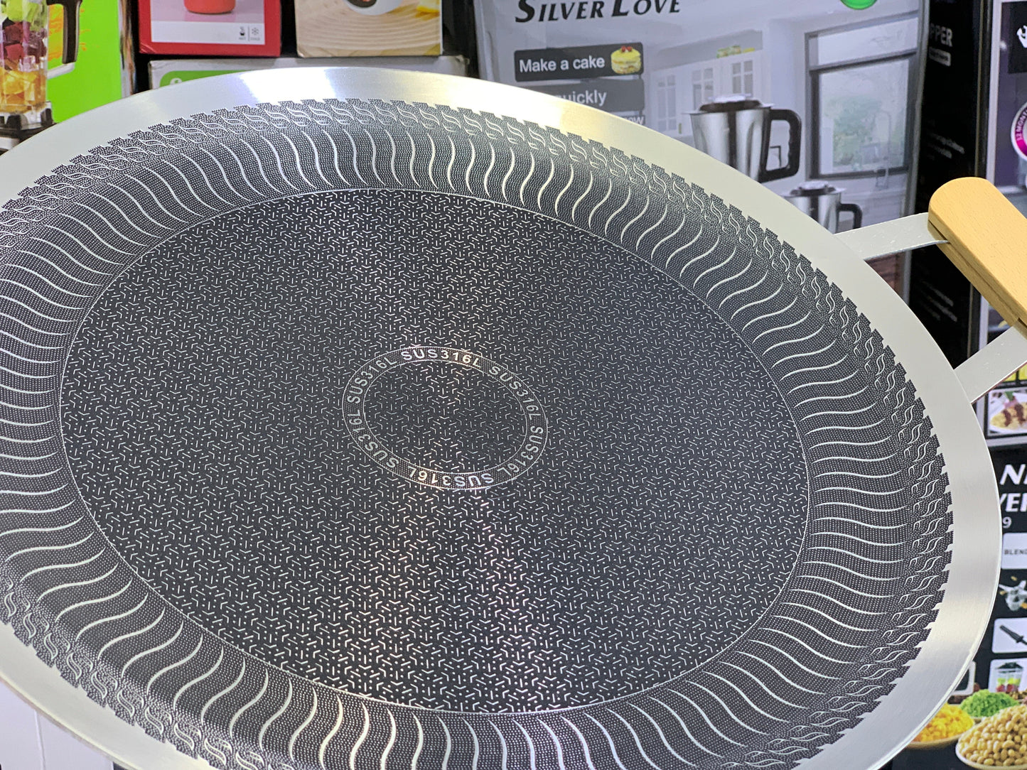 Laser Coating tawa with wooden handles