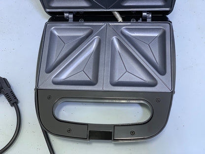 VITEK Sandwich maker 750w Cool touch Handles Model: VT-7147