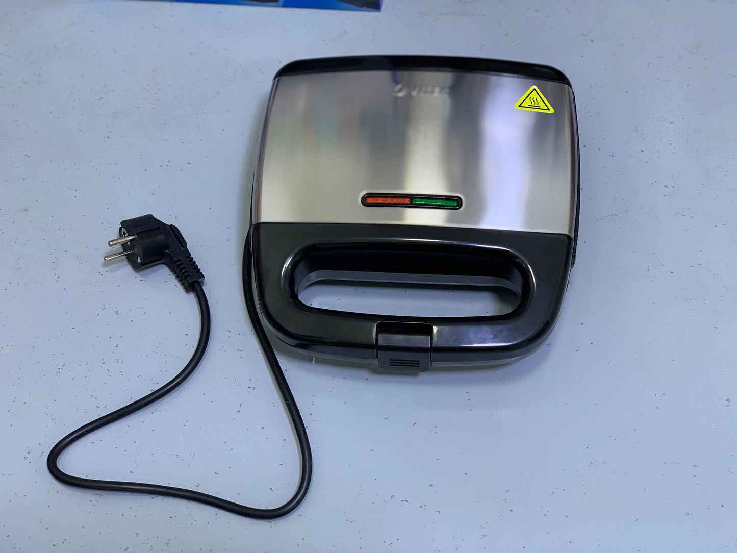 VITEK Sandwich maker 750w Cool touch Handles Model: VT-7147