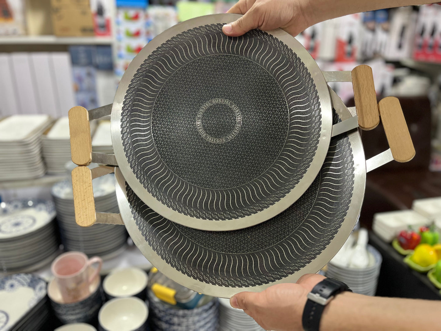 Laser coated Tawa | wooden handel | 34 & 38 cm