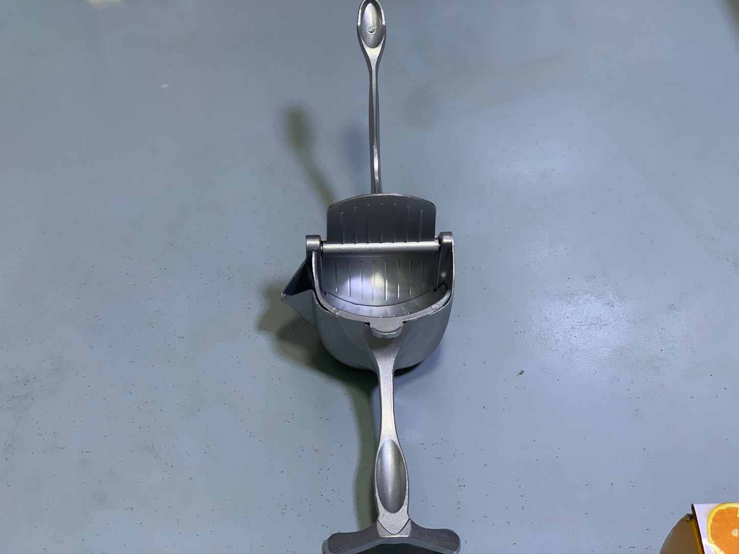 Imported Manual Kitchen Lemon 🍋 and Orange Squeezer